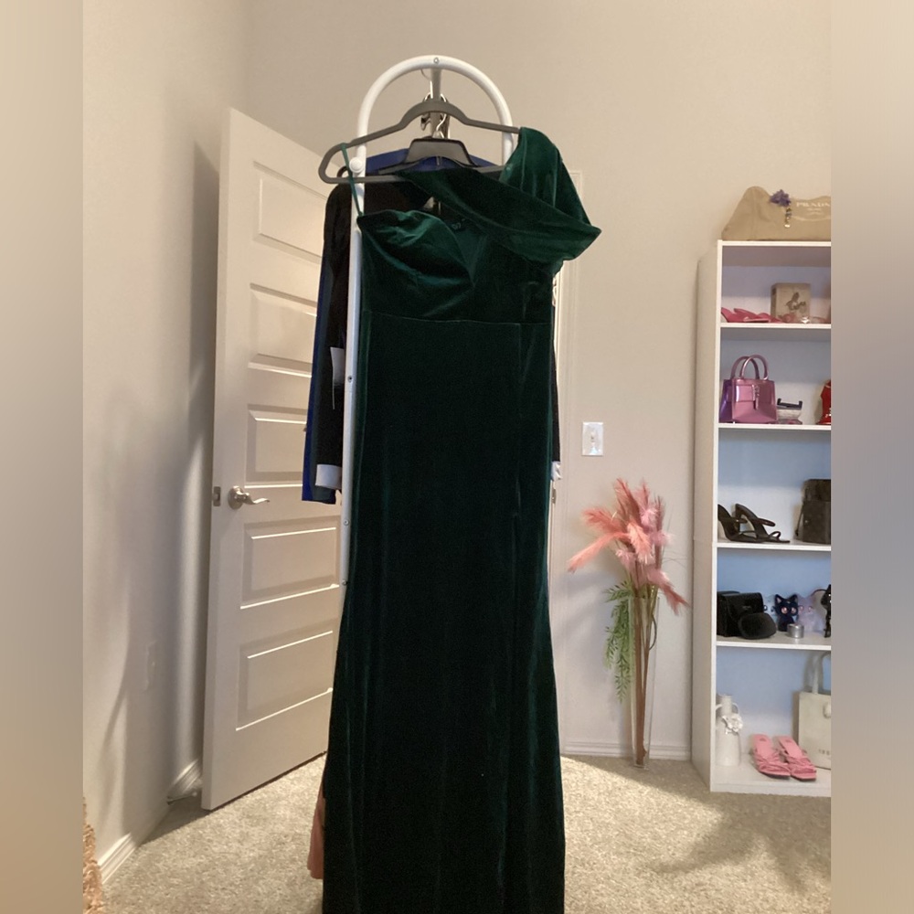 Elegant Green Velvet Evening Dress